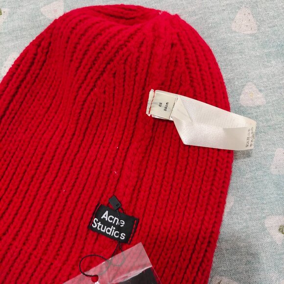 Acne Studios Red Knitted Hat With Embroidered Smiley Logo Patch - Picture 5 of 8